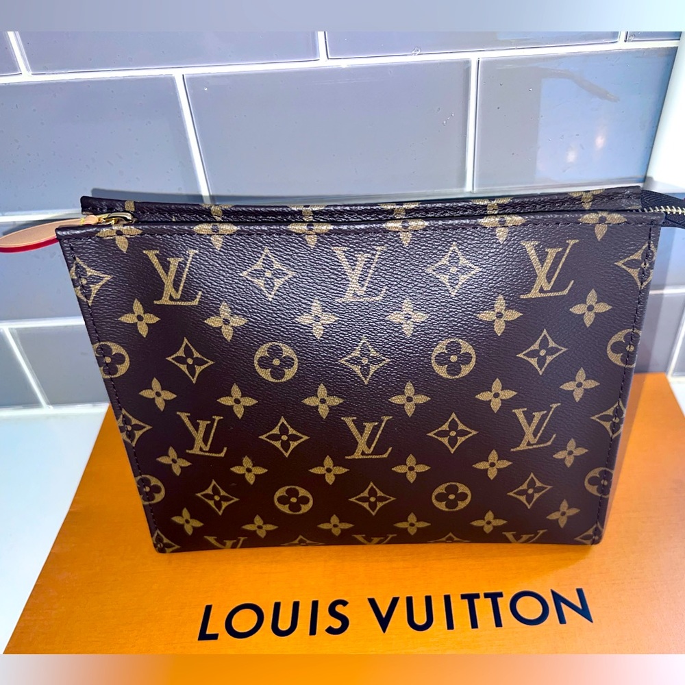 Brand New Toiletry Pouch on Chain with removable Poche Toilette 15.